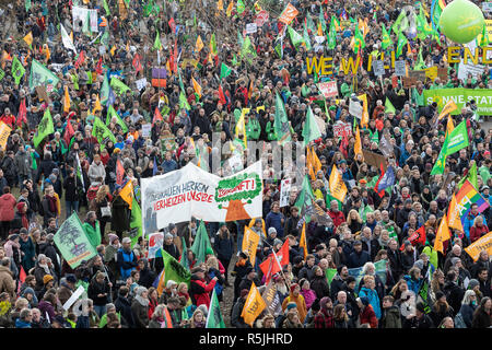 Köln, Deutschland. 1. Dezember 2018. Kurz vor dem Start der Weltklimakonferenz in Polen am Samstag (01.12.2018) Tausende von Menschen in Köln gezeigt für einen schnellen Ausstieg aus der Kohle. Credit: Guido Schiefer/Alamy leben Nachrichten Stockfoto