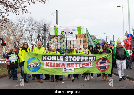 Köln, Deutschland. 1. Dezember 2018. Kurz vor dem Start der Weltklimakonferenz in Polen am Samstag (01.12.2018) Tausende von Menschen in Köln gezeigt für einen schnellen Ausstieg aus der Kohle. Credit: Guido Schiefer/Alamy leben Nachrichten Stockfoto