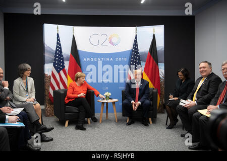 Buenos Aires, Argentinien. 01 Dez, 2018. Bundeskanzlerin Angela Merkel (M links, CDU) und Donald Trump (M rechts), Präsident der Vereinigten Staaten, Treffen für Gespräche auf dem G20-Gipfel Konferenzzentrum. Ab 30.11.1996-1.12 .2018 der G20-Gipfel findet in Buenos Aires. Die "Gruppe der 20" vereint die stärksten Industrienationen und Schwellenländer. Foto: Ralf Hirschberger/dpa/Alamy leben Nachrichten Stockfoto