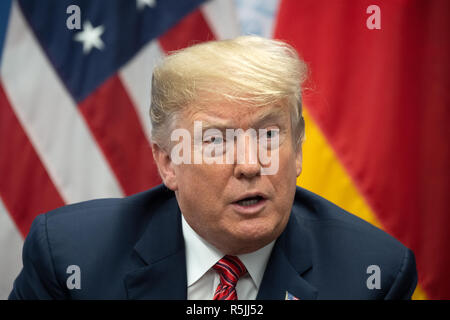 Buenos Aires, Argentinien. 01 Dez, 2018. Bundeskanzlerin Merkel (CDU, nicht im Bild) und Donald Trump, Präsident der Vereinigten Staaten, treffen auf dem G20-Gipfel Mitte für Gespräche. Ab 30.11.1996-1.12 .2018 der G20-Gipfel findet in Buenos Aires. Die "Gruppe der 20" vereint die stärksten Industrienationen und Schwellenländer. Foto: Ralf Hirschberger/dpa/Alamy leben Nachrichten Stockfoto