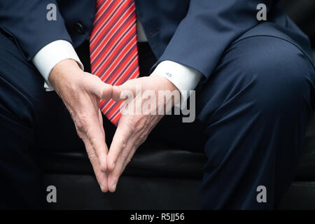 Buenos Aires, Argentinien. 01 Dez, 2018. Bundeskanzlerin Merkel (CDU, nicht im Bild) und Donald Trump, Präsident der Vereinigten Staaten, treffen auf dem G20-Gipfel Mitte für Gespräche. Ab 30.11.1996-1.12 .2018 der G20-Gipfel findet in Buenos Aires. Die "Gruppe der 20" vereint die stärksten Industrienationen und Schwellenländer. Foto: Ralf Hirschberger/dpa/Alamy leben Nachrichten Stockfoto