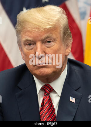 Buenos Aires, Argentinien. 01 Dez, 2018. Bundeskanzlerin Merkel (CDU, nicht im Bild) und Donald Trump, Präsident der Vereinigten Staaten, treffen auf dem G20-Gipfel Mitte für Gespräche. Ab 30.11.1996-1.12 .2018 der G20-Gipfel findet in Buenos Aires. Die "Gruppe der 20" vereint die stärksten Industrienationen und Schwellenländer. Foto: Ralf Hirschberger/dpa/Alamy leben Nachrichten Stockfoto