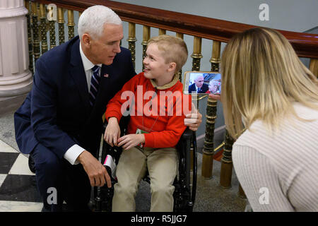 USA. November 2018. Vice President Mike Pence erfüllt mit Jordanien McLinn und seine Mutter, Laura, von Indianapolis, Ind Mittwoch, November 28, 2018, in das Eisenhower Executive Office Building des Weißen Hauses. Jordanien hat gekämpft, Muskeldystrophie und war für Präsident Donald J. Trumpf Unterzeichnung von S. 204 das "Recht zu Versuchen, Act" am Mittwoch, 30. Mai 2018 im Weißen Haus. Personen: Präsident Donald Trump Credit: Stürme Media Group/Alamy leben Nachrichten Stockfoto