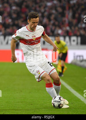 Stuttgart, Deutschland. 01 Dez, 2018. Fussball: Bundesliga, VfB Stuttgart - FC Augsburg 13. Spieltag in der Mercedes Benz-Arena. Der Stuttgarter Christian Gentner auf der Kugel. Credit: Marijan Murat/dpa - WICHTIGER HINWEIS: In Übereinstimmung mit den Anforderungen der DFL Deutsche Fußball Liga oder der DFB Deutscher Fußball-Bund ist es untersagt, zu verwenden oder verwendet Fotos im Stadion und/oder das Spiel in Form von Bildern und/oder Videos - wie Foto Sequenzen getroffen haben./dpa/Alamy leben Nachrichten Stockfoto