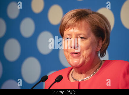 Buenos Aires, Argentinien. 01 Dez, 2018. Bundeskanzlerin Angela Merkel (CDU) spricht während einer Presseerklärung auf dem G20-Gipfel meeting center. Ab 30.11.1996-1.12 .2018 der G20-Gipfel findet in Buenos Aires. Die "Gruppe der 20" vereint die stärksten Industrienationen und Schwellenländer. Foto: Ralf Hirschberger/dpa/Alamy leben Nachrichten Stockfoto