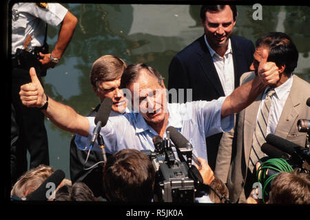 Datei: Kandidat George H.W. Bush Kampagnen auf der San Antonio Riverwalk im August 1988. Ehemaliger Präsident George H.W. Bush weg geführt, Nov. 30, 2018 in Houston, TX. Stockfoto