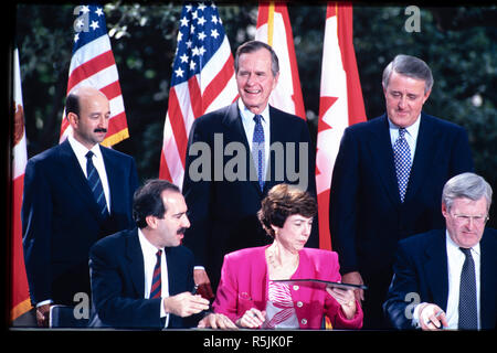 Datei Oktober 1992: Präsident George H.W. Bush, stehend, leitet die North America Free Trade Agreement (NAFTA) feierliche Unterzeichnung in San Antonio. Ehemalige Pres George H.W. Bush vergangen November 30, 2018 in Houston, TX. Credit: Bob Daemmrich/Alamy leben Nachrichten Stockfoto