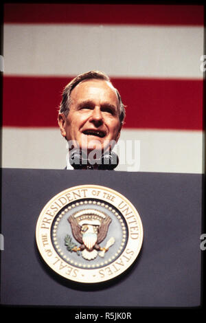 Datei: Präsident George H.W. Bush wirbt für Wiederwahl im Sommer 1992 in Dallas. Der ehemalige Präsident verstorben Nov. 30, 2018 in Houston, TX. Stockfoto