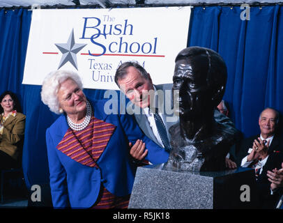 Ehemalige Präsidenten der Vereinigten Staaten George H.W. Bush und Frau Barbara Bush bei der Einweihung der Schule der Bush Regierung und den Öffentlichen Dienst im Jahr 1997 an der Texas A&M University. Bush vergangen November 30, 2018 in Houston, Texas, 7 Monate nach dem Tod seiner Frau. Stockfoto