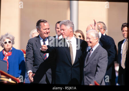 Von links, ehemalige First Lady Lady Bird Johnson, ehemaliger Präsident George H.W. Bush, Präsident Bill Clinton, sowie der ehemalige Präsident Jimmy Carter bei der Einweihung der Bush Presidential Library im Jahr 1997 auf dem Campus der Texas A&M University in College Station, Texas. Präsident George H.W. Bush weg geführt, Nov. 30, 2018 in Houston, TX Stockfoto