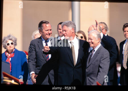 Von links, ehemalige First Lady Lady Bird Johnson, ehemaliger Präsident George H.W. Bush, Präsident Bill Clinton, sowie der ehemalige Präsident Jimmy Carter bei der Einweihung der Bush Presidential Library im Jahr 1997 auf dem Campus der Texas A&M University in College Station, Texas. Präsident George H.W. Bush weg geführt, Nov. 30, 2018 in Houston, TX Stockfoto