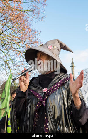 Hereford, Großbritannien. 1. Dezember, 2018. Rick Gast (aka Gandalf), Greenpeace Aktivist, in einer Rede auf der Demonstration, die von der neu gegründeten lokalen Niederlassung der Auslöschung Aufstandsbewegung in diesem alten Domstadt. Credit: Alex Ramsay/Alamy leben Nachrichten Stockfoto