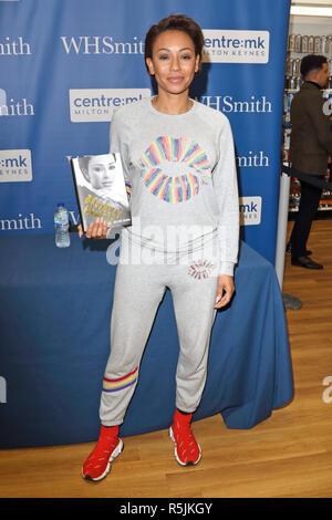 Melanie Brown, aka Mel B gesehen Unterzeichnung ihrer Biografie "Brutal ehrlich' bei WHSmith Buchhandlung in Milton Keynes. Stockfoto