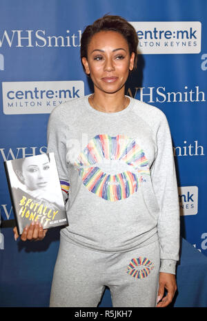 Melanie Brown, aka Mel B gesehen Unterzeichnung ihrer Biografie "Brutal ehrlich' bei WHSmith Buchhandlung in Milton Keynes. Stockfoto