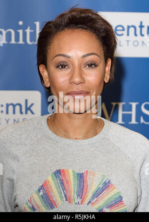 Melanie Brown, aka Mel B gesehen Unterzeichnung ihrer Biografie "Brutal ehrlich' bei WHSmith Buchhandlung in Milton Keynes. Stockfoto