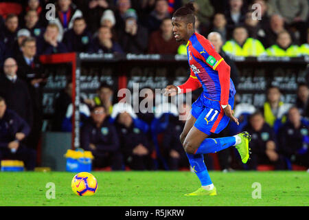 London, Großbritannien. 1. Dezember 2018. Wilfried Zaha von Crystal Palace in Aktion. Premier League match, Crystal Palace v Burnley an Selhurst Park in London am Samstag, den 1. Dezember 2018. Dieses Bild dürfen nur für redaktionelle Zwecke verwendet werden. Nur die redaktionelle Nutzung, eine Lizenz für die gewerbliche Nutzung erforderlich. Keine Verwendung in Wetten, Spiele oder einer einzelnen Verein/Liga/player Publikationen. pic von Steffan Bowen/Andrew Orchard sport Fotografie/Alamy leben Nachrichten Stockfoto