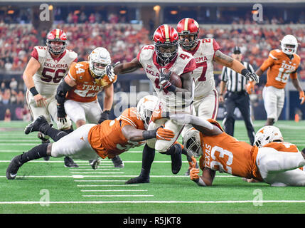 Dezember 01, 2018: Oklahoma Sooners zurück laufen Trey Predigt Nr. 4 trägt den Ball im zweiten Quartal in der NCAA grosse Meisterschaft 12 Fußballspiel zwischen der Universität von Texas Longhorns und die Universität von Oklahoma Sooners bei AT&T Stadium in Arlington, TX Albert Pena/CSM Stockfoto