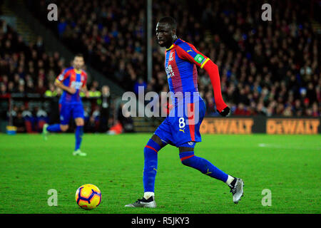 London, Großbritannien. 1. Dezember 2018. Cheikhou Kouyate von Crystal Palace in Aktion. Premier League match, Crystal Palace v Burnley an Selhurst Park in London am Samstag, den 1. Dezember 2018. Dieses Bild dürfen nur für redaktionelle Zwecke verwendet werden. Nur die redaktionelle Nutzung, eine Lizenz für die gewerbliche Nutzung erforderlich. Keine Verwendung in Wetten, Spiele oder einer einzelnen Verein/Liga/player Publikationen. pic von Steffan Bowen/Andrew Orchard sport Fotografie/Alamy leben Nachrichten Stockfoto