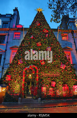 London, Großbritannien. 1. Dezember 2018. Riesige Christbaumschmuck über die gesamte Front des Gebäudes außerhalb Annabel's Club in Berkeley Square, London, UK Credit: Paul Brown/Alamy leben Nachrichten Stockfoto