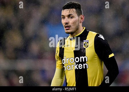 Niederlande. 1. Dezember 2018. Arnheim, Niederlande, 01-12-2018, Fußball, Saison 2018 / 2019, der niederländischen Eredivisie, GelreDome, Vitesse - FC Emmen, Vitesse player Oussama Darfalou während dem Spiel Vitesse - FC Emmen 1-1 Credit: Pro Schüsse/Alamy leben Nachrichten Stockfoto