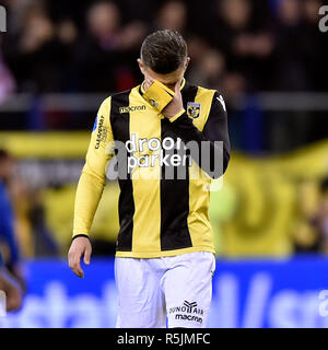 Niederlande. 1. Dezember 2018. Arnheim, Niederlande, 01-12-2018, Fußball, Saison 2018 / 2019, der niederländischen Eredivisie, GelreDome, Vitesse - FC Emmen, Vitesse player Bryan Linssen enttäuscht nach dem Spiel Vitesse - FC Emmen 1-1 Credit: Pro Schüsse/Alamy leben Nachrichten Stockfoto