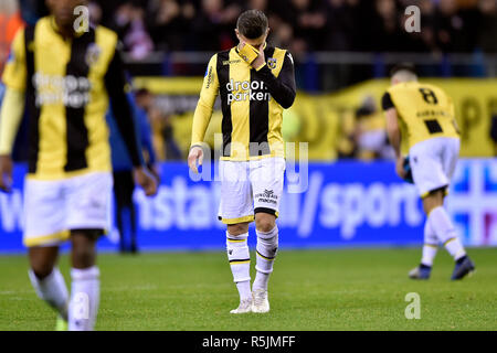 Niederlande. 1. Dezember 2018. Arnheim, Niederlande, 01-12-2018, Fußball, Saison 2018 / 2019, der niederländischen Eredivisie, GelreDome, Vitesse - FC Emmen, Vitesse player Bryan Linssen enttäuscht nach dem Spiel Vitesse - FC Emmen 1-1 Credit: Pro Schüsse/Alamy leben Nachrichten Stockfoto