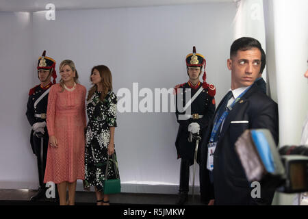 Buenos Aires, Argentinien. 01 Dez, 2018. Maxima (l), die Königin der Niederlande, lacht mit Juliana Awada (M.), der Frau des argentinischen Präsidenten, am Eingang des Museum für Lateinamerikanische Kunst (malba) in Buenos Aires. Partner der Staats- und Regierungschefs der G20-Länder sind eingeladen, einen Rundgang durch das Kunstmuseum zu nehmen. Credit: Carlos Brigo/dpa/Alamy leben Nachrichten Stockfoto