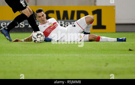 Stuttgart, Deutschland. 01 Dez, 2018. Fussball: Bundesliga, VfB Stuttgart - FC Augsburg 13. Spieltag in der Mercedes Benz-Arena. Der Stuttgarter Erik Thommy auf dem Boden. Credit: Marijan Murat/dpa - WICHTIGER HINWEIS: In Übereinstimmung mit den Anforderungen der DFL Deutsche Fußball Liga oder der DFB Deutscher Fußball-Bund ist es untersagt, zu verwenden oder verwendet Fotos im Stadion und/oder das Spiel in Form von Bildern und/oder Videos - wie Foto Sequenzen getroffen haben./dpa/Alamy leben Nachrichten Stockfoto