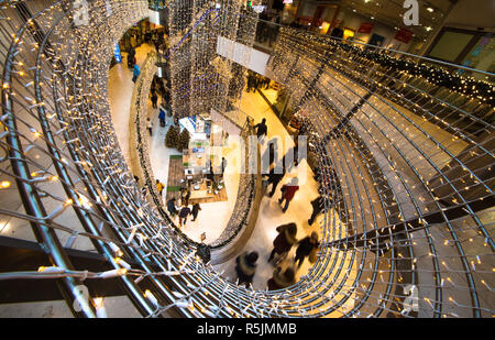 Sachsen, Deutschland. Stuttgart, Deutschland. 01 Dez, 2018. Am ersten Wochenende im Advent, Menschen gehen durch ein Kaufhaus für Weihnachten im Zentrum der Stadt eingerichtet. Credit: Christoph Schmidt/dpa/Alamy leben Nachrichten Stockfoto