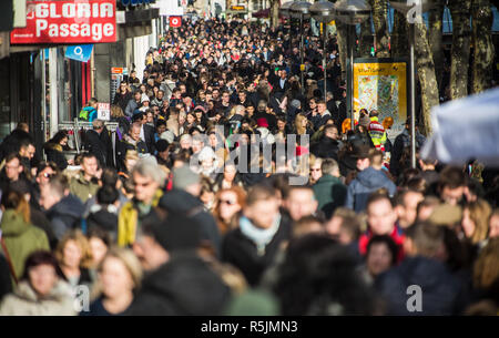 Sachsen, Deutschland. Stuttgart, Deutschland. 01 Dez, 2018. Menschen laufen durch die Innenstadt am ersten Wochenende im Advent. Credit: Christoph Schmidt/dpa/Alamy leben Nachrichten Stockfoto