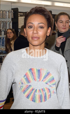 Milton Keynes, UK. 1. Dez, 2018. Melanie Brown, aka Mel B gesehen Unterzeichnung ihrer Biografie "Brutal ehrlich' bei WHSmith Buchhandlung in Milton Keynes. Credit: Keith Mayhew/SOPA Images/ZUMA Draht/Alamy leben Nachrichten Stockfoto