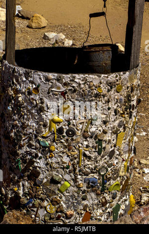 Mai 1, 2017 - Rhyolith, Nevada, USA - Eine alte ist gut mit gefundenen Gegenständen in konkreten außerhalb der Flasche Haus in Rhyolith, Nevada Embedded eingerichtet. (Bild: © L.e. Baskow/ZUMA Draht) Stockfoto