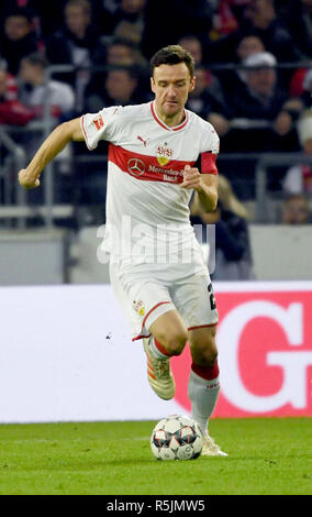 Stuttgart, Deutschland. 01 Dez, 2018. Fussball: Bundesliga, VfB Stuttgart - FC Augsburg 13. Spieltag in der Mercedes Benz-Arena. Der Stuttgarter Christian Gentner auf der Kugel. Credit: Marijan Murat/dpa - WICHTIGER HINWEIS: In Übereinstimmung mit den Anforderungen der DFL Deutsche Fußball Liga oder der DFB Deutscher Fußball-Bund ist es untersagt, zu verwenden oder verwendet Fotos im Stadion und/oder das Spiel in Form von Bildern und/oder Videos - wie Foto Sequenzen getroffen haben./dpa/Alamy leben Nachrichten Stockfoto