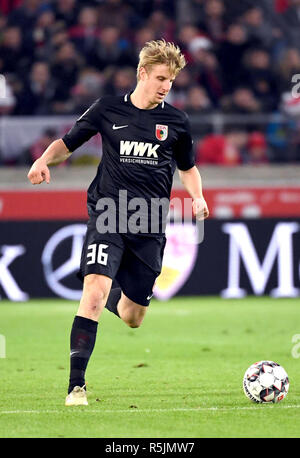 Stuttgart, Deutschland. 01 Dez, 2018. Fussball: Bundesliga, VfB Stuttgart - FC Augsburg 13. Spieltag in der Mercedes Benz-Arena. Der Augsburger Martin Hinteregger am Ball. Credit: Marijan Murat/dpa - WICHTIGER HINWEIS: In Übereinstimmung mit den Anforderungen der DFL Deutsche Fußball Liga oder der DFB Deutscher Fußball-Bund ist es untersagt, zu verwenden oder verwendet Fotos im Stadion und/oder das Spiel in Form von Bildern und/oder Videos - wie Foto Sequenzen getroffen haben./dpa/Alamy leben Nachrichten Stockfoto