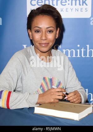 Milton Keynes, UK. 1. Dez, 2018. Melanie Brown, aka Mel B gesehen Unterzeichnung ihrer Biografie "Brutal ehrlich' bei WHSmith Buchhandlung in Milton Keynes. Credit: Keith Mayhew/SOPA Images/ZUMA Draht/Alamy leben Nachrichten Stockfoto