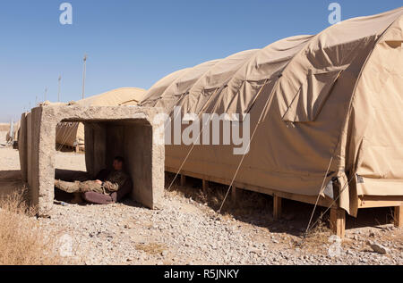 Dahlke, Afghanistan. 1. Dez, 2018. Die Vereinigten Staaten sind die Nummer eins in der Luft Unterstützung in Afghanistan im Rahmen der NATO-Operation der entschlossenen Unterstützung. Die 101St Airborne Combat Aviation Brigade ist die Bereitstellung von Unterstützung für die afghanische Armee sowie im Training. Alle in den Hoffnungen für eine sicherere Afghanistan. Eine soldire ruht in einem Bunker. Credit: Allison Abendessen/ZUMA Draht/Alamy leben Nachrichten Stockfoto