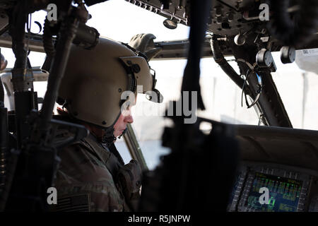 Dahlke, Afghanistan. 1. Dez, 2018. Die Vereinigten Staaten sind die Nummer eins in der Luft Unterstützung in Afghanistan im Rahmen der NATO-Operation der entschlossenen Unterstützung. Die 101St Airborne Combat Aviation Brigade ist die Bereitstellung von Unterstützung für die afghanische Armee sowie im Training. Alle in den Hoffnungen für eine sicherere Afghanistan. Ein Blackhawk pilot Vorbereitung zum Abheben. Credit: Allison Abendessen/ZUMA Draht/Alamy leben Nachrichten Stockfoto