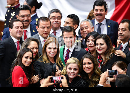 Mexiko City, Mexiko. 1. Dez, 2018. Ausgehende mexikanische Präsident Enrique Peña Nieto (C) stellt für ein Gruppenfoto mit Anhänger in Mexiko City, die Hauptstadt von Mexiko, am Dez. 1, 2018. Die Einweihung des mexikanischen Präsidenten Andres Manuel Lopez Obrador hier am Samstag statt. Credit: Xin Yuewei/Xinhua/Alamy leben Nachrichten Stockfoto