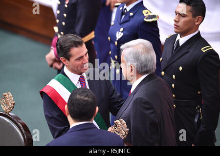 Mexiko City, Mexiko. 1. Dez, 2018. Ausgehende mexikanische Präsident Enrique Peña Nieto (C-L) schüttelt Hände mit mexikanischen Präsidenten Andres Manuel Lopez Obrador (C-R) in Mexiko City, die Hauptstadt von Mexiko, am Dez. 1, 2018. Die Einweihung des mexikanischen Präsidenten Andres Manuel Lopez Obrador hier am Samstag statt. Credit: Xin Yuewei/Xinhua/Alamy leben Nachrichten Stockfoto