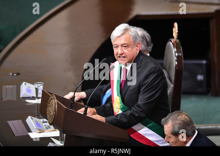 Mexiko City, Mexiko. 1. Dez, 2018. Andres Manuel Lopez Obrador liefert eine Rede bei der Einweihung in Mexiko City, die Hauptstadt von Mexiko, am Dez. 1, 2018. Die Einweihung des mexikanischen Präsidenten Andres Manuel Lopez Obrador hier am Samstag statt. Credit: Xin Yuewei/Xinhua/Alamy leben Nachrichten Stockfoto