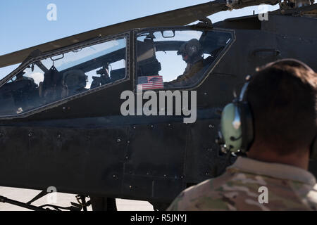 Dahlke, Afghanistan. 1. Dez, 2018. Die Vereinigten Staaten sind die Nummer eins in der Luft Unterstützung in Afghanistan im Rahmen der NATO-Operation der entschlossenen Unterstützung. Die 101St Airborne Combat Aviation Brigade ist die Bereitstellung von Unterstützung für die afghanische Armee sowie im Training. Alle in den Hoffnungen für eine sicherere Afghanistan. Ein Apache Helikopter gettign bereit für den Weg für eine Mission. Credit: Allison Abendessen/ZUMA Draht/Alamy leben Nachrichten Stockfoto