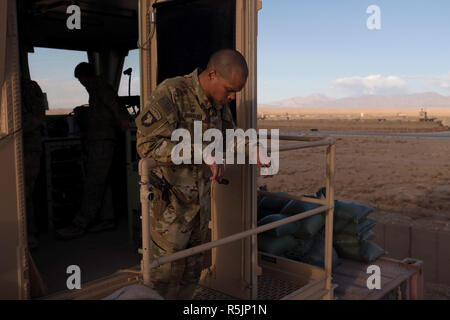 Dahlke, Afghanistan. 1. Dez, 2018. Die Vereinigten Staaten sind die Nummer eins in der Luft Unterstützung in Afghanistan im Rahmen der NATO-Operation der entschlossenen Unterstützung. Die 101St Airborne Combat Aviation Brigade ist die Bereitstellung von Unterstützung für die afghanische Armee sowie im Training. Alle in den Hoffnungen für eine sicherere Afghanistan. Ein Soldat eine Auszeit nimmt. Credit: Allison Abendessen/ZUMA Draht/Alamy leben Nachrichten Stockfoto