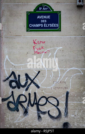 Paris, Frankreich. 1. Dezember, 2018. Avenue des Champs-Elysées Straßenschild mit "Ruf zu den Waffen" an der Wand während der Gelb Protest gegen Längestrich Politik gemalt. Credit: Guillaume Louyot/Alamy leben Nachrichten Stockfoto