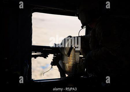 Dahlke, Afghanistan. 1. Dez, 2018. Die Vereinigten Staaten sind die Nummer eins in der Luft Unterstützung in Afghanistan im Rahmen der NATO-Operation der entschlossenen Unterstützung. Die 101St Airborne Combat Aviation Brigade ist die Bereitstellung von Unterstützung für die afghanische Armee sowie im Training. Alle in den Hoffnungen für eine sicherere Afghanistan. Sonne scheint auf eine Crew Chief und seine Waffe über die Afghanische Wüste. Credit: Allison Abendessen/ZUMA Draht/Alamy leben Nachrichten Stockfoto