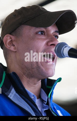 London, Großbritannien. 1. Dezember, 2018. Clive Lewis MP, Schatten Treasury Minister für nachhaltige Ökonomie, die zusammen für Klimagerechtigkeit Demonstration gegen die Politik der Regierung in Bezug auf den Klimawandel, einschließlich Heathrow Expansion und Fracking. Nach einer Kundgebung vor der polnischen Botschaft, gewählt werden, um die UNO Katowice Klimawandel Konferenz, die morgen beginnt, Demonstranten, Downing Street marschierten. Credit: Mark Kerrison/Alamy leben Nachrichten Stockfoto