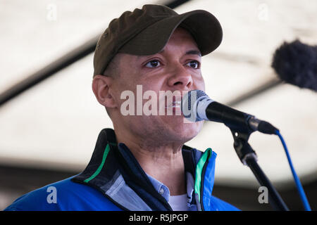 London, Großbritannien. 1. Dezember, 2018. Clive Lewis MP, Schatten Treasury Minister für nachhaltige Ökonomie, die zusammen für Klimagerechtigkeit Demonstration gegen die Politik der Regierung in Bezug auf den Klimawandel, einschließlich Heathrow Expansion und Fracking. Nach einer Kundgebung vor der polnischen Botschaft, gewählt werden, um die UNO Katowice Klimawandel Konferenz, die morgen beginnt, Demonstranten, Downing Street marschierten. Credit: Mark Kerrison/Alamy leben Nachrichten Stockfoto