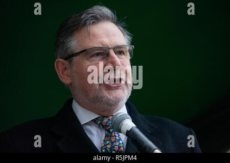 London, Großbritannien. 1. Dezember, 2018. Barry Gardiner MP, Schatten Staatssekretär für internationalen Handel und Shadow Minister für internationalen Klimaschutz, die zusammen für Klimagerechtigkeit Demonstration gegen die Politik der Regierung in Bezug auf den Klimawandel, einschließlich Heathrow Expansion und Fracking. Nach einer Kundgebung vor der polnischen Botschaft, gewählt werden, um die UNO Katowice Klimawandel Konferenz, die morgen beginnt, Demonstranten, Downing Street marschierten. Credit: Mark Kerrison/Alamy leben Nachrichten Stockfoto
