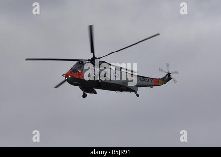 Kanadische Sea King anti-u-Helikopter, 417, macht es der letzte Flug, der als einen Kampfhubschrauber. Der CH-124 diente der Royal Canadian Navy und Kanadische Streitkräfte für 55 Jahre. Die neue CH-148 Cyclone wird der Sea King austauschen. Stockfoto