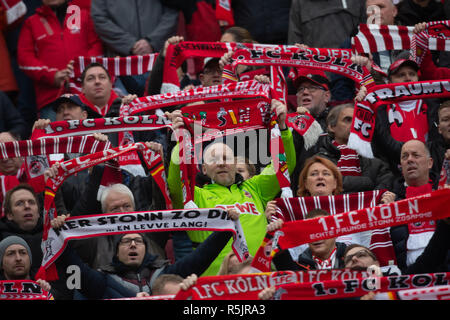 Köln, Deutschland, 1. Dezember 2018, 2.Liga, 1. FC Koeln vs SpVgg Greuther Fürth: KoelnFans mit Fanschals. Credit: Jürgen Schwarz/Alamy leben Nachrichten Stockfoto