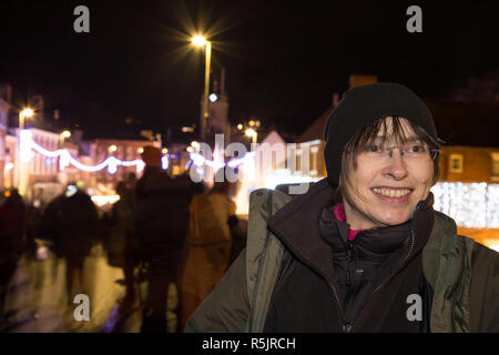 Bewdley, Großbritannien. 1. Dezember, 2018. Es gibt ein Gefühl der echten Gemeinschaft Geist und Festive Fun heute Abend als die Völker von Bewdley kommt zusammen um die Unterstützung der jährlichen Weihnachtsbeleuchtung der Stadt ein- und traditionellen viktorianischen Weihnachtsmarkt. Von den lokalen Radiosender BBC Hereford und Worcester, mit live Band Unterhaltung von Benzin und Streichhölzer gehostet, die volksmengen Es ist ein Abend, der wirklich Advent und das Schlemmen der festlichen Jahreszeit feiert gewährleisten. Quelle: Lee Hudson/Alamy leben Nachrichten Stockfoto